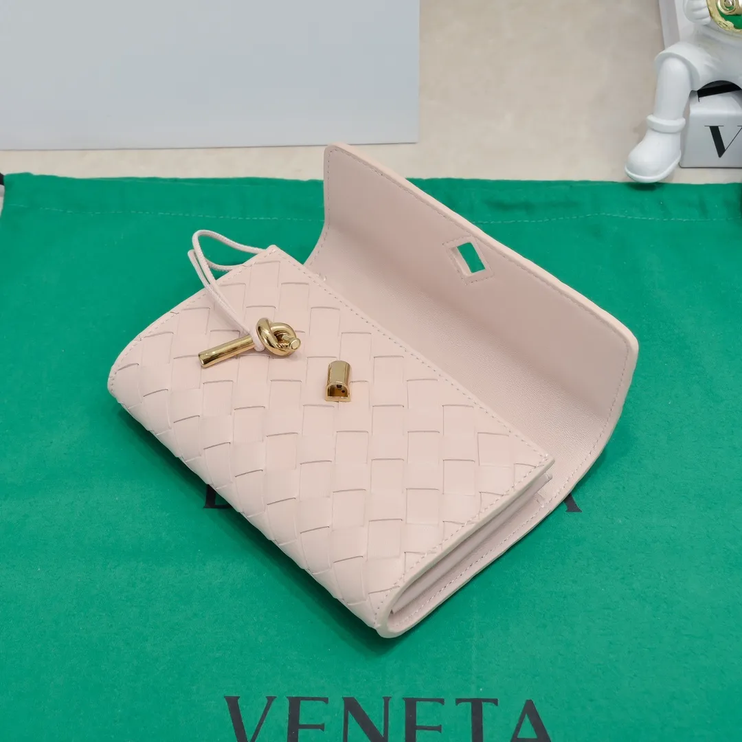 Batch 1160 BV Andiamo clutch wallet is super high-end🤎🤎How come the long clutch bag is so exquisite~ The braided style bag surface paired with all-copper hardware is really warm and high-end. The bag body is super light and can be grabbed easily! It can store a lot of small items and large mobile phones ~ very practical for daily use. Style number: 1504 Size: 19*11.5*3